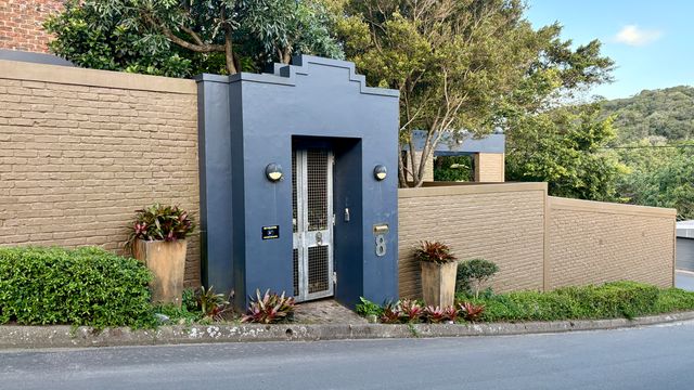 To Let 4 Bedroom Property for Rent in Bonza Bay Eastern Cape